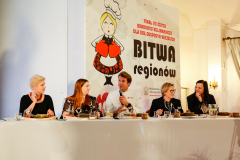 Jury-konkursowe-zadaje-pytania-uczestnikom-konkursu-fot.-MRiRW