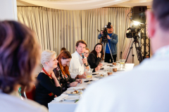 Przewodniczacy-jury-Karol-Okrasa-zadaje-pytania-uczestnikom-konkursu-fot.-MRiRW
