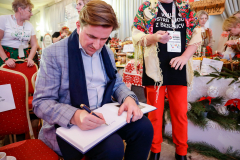 Sekretarz-Stanu-Rafal-Romanowski-wpisuje-sie-do-ksiag-pamiatkowych-KGW-fot.-MRiRW