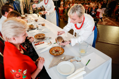 Serwowanie-potraw-jury-konkursowemu-fot.-MRiRW