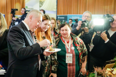 Wicepremier-Henryk-Kowalczyk-i-Sekretarz-Stanu-Anna-Gembicka-probuja-potraw-konkursowych-fot.-MRiRW