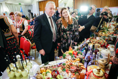 Wicepremier-Henryk-Kowalczyk-i-Sekretarz-Stanu-Anna-Gembicka-zwiedzaja-stoiska-KGW-fot.-MRiRW