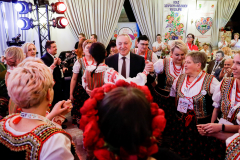 Wicepremier-Henryk-Kowalczyk-tanczy-z-paniami-z-Kol-Gospodyn-Wiejskich-fot.-MRiRW