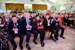 Zaproszeni-goscie-ogladaja-pokaz-kulinarny-Karola-Okrasy-fot.-MRiRW