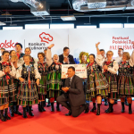 Finał Konkursu kulinarnego  Polska smakuje -  laureaci 3 miejsca Koło Gospodyń Wiejskich  „Tradycja i My”,  przedstawiciele administracji państwowej i komicja konkursowa pozująca do zdjęcia, 