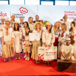 Finał Konkursu kulinarnego  Polska smakuje -  laureaci 2 miejsca Koło Gospodyń Wiejskich  „Nadoliczanki” ,  przedstawiciele administracji państwowej i komicja konkursowa pozująca do zdjęcia, 