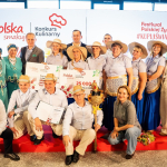 Finał Konkursu kulinarnego  Polska smakuje -  laureaci 1 miejsca Koło Gospodyń Wiejskich  Rusowo ,  przedstawiciele administracji państwowej i komicja konkursowa pozująca do zdjęcia, 