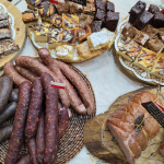 Ciasta i wędliny na polskim stoisku na targach Grüne Woche w Belinie.