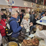 Ludzie odwiedzający targi Grüne Woche w Belinie obok polskiego stoiska na targach Grüne Woche w Belinie.