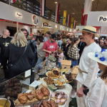 Ludzie odwiedzający targi Grüne Woche w Belinie obok polskiego stoiska na targach Grüne Woche w Belinie.