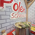 Potrawa w dużym garnku w trakcie gotowania na polskim stoisku na targach Grüne Woche w Belinie.