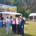Laureatki III miejsca Koło Gospodyń Wiejskich w Okalewie z wręczającymi