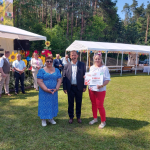 Laureatki II miejsca Koło Gospodyń Wiejskich Jajkowo z wręczającymi 