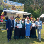 Laureatki I miejsca Koło Gospodyń Wiejskich Brzozie z wręczającymi