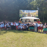 Grupowe zdjęcie uczestników konkursu w Bartniczce 
