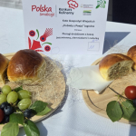 Pierogi Drożdżowe z kaszą jęczmienną, ziemniakami i cebulką. – Potrawa przygotowana przez KGW „Kobiety z Pasją” Jagodne – laureat I Miejsca