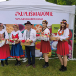 Laureaci trzeciego miejsca: Koło Gospodyń Wiejskich  Muszkowianki pozujące do zdjęcia  podczas  Konkursu kulinarnego Polska Smakuje w Pszczewie