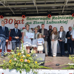 Laureaci pierwszego miejsca: Koło Gospodyń Wiejskich  Stokrotki Kaława pozujące do zdjęcia na scenie razem z organizatorami i komisją konkursową podczas  Konkursu kulinarnego Polska Smakuje w Pszczewie