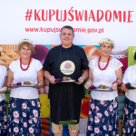 Laureaci pierwszego miejsca: Koło Gospodyń Wiejskich Buszów pozujące do zdjęcia  podczas Konkursu kulinarnego Polska Smakuje w Zwierzynie