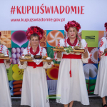 Laureaci drugiego miejsca: Koło Gospodyń Wiejskich Ogardy pozujące do zdjęcia  ze swoją potrawą konkursową Kartoflarz podczas Konkursu kulinarnego Polska Smakuje w Zwierzynie