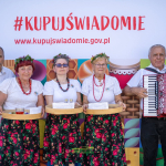 Laureaci trzeciego miejsca: Koło Gospodyń Wiejskich Santocko pozujące do zdjęcia   podczas Konkursu kulinarnego Polska Smakuje w Zwierzynie