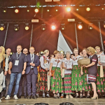Laureaci konkursu w Czarnym Dunajcu na scenie wraz z dyplomami i nagrodami