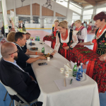 Koło Gospodyń Wiejskich Sromowce Wyżne podczas prezentacji konkursowej – drugie miejsce w konkursie