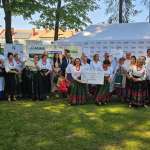 Laureaci konkursu w Limanowej wraz z dyplomami i nagrodami