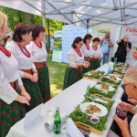 Koło Gospodyń Wiejskich w Tymbarku podczas prezentacji konkursowej z potrawą „Tymbarska baba z przysmakami leśnymi” – wyróżnienie w konkursi