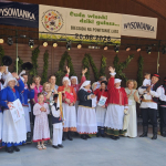 Zwycięzcy konkursu w Wysowej-Zdroju - Koło Gospodyń Wiejskich w Kąclowej, powiat nowosądecki z pamiątkowym dyplomem oraz nagrodami na scenie wraz z komisją konkursową