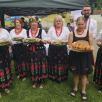 Koło Gospodyń Wiejskich Blechnarka i Przyjaciele, powiat gorlicki, z potrawą Dziki gulasz z ogniska