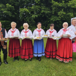 Stowarzyszenie Gospodyń "Konwalia" Mała Wieś, powiat nowosądecki, z potrawą Udziec z jagnięciny pieczony w piecu chlebowym.