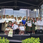 Wszyscy laureaci konkursu w Zalipiu z pamiątkowymi dyplomami oraz nagrodami na scenie wraz z komisją konkursową