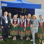 Koło Gospodyń Wiejskich Chojniczanki w Chojniku na swoim stoisku wraz z dyrektorem Oddziału Terenowego KOWR w  Krakowie Marcinem Kobuszewski.