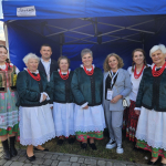 Koło Gospodyń Wiejskich "Włościanki" na swoim stoisku wraz z dyrektorem Oddziału Terenowego KOWR w  Krakowie Marcinem Kobuszewskim