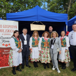 Koło Gospodyń Wiejskich Czerwone Korale w Łękawicy na swoim stoisku wraz z dyrektorem Oddziału Terenowego KOWR w  Krakowie Marcinem Kobuszewskim.