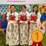 Przedstawicielki Samodzielnego Koło Gospodyń Wiejskich w Prusinowicach na pamiątkowym zdjęciu trzymające zwycięską potrawę "Pierś kaczki w sosie śliwkowym na placuszku gryczanym"