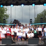 Laureaci 1-3 miejsca, uczestnicy i organizatorzy konkursu wspólnie pozujący do zdjęcia na scenie  podczas pierwszego etapu Konkursu kulinarnego Polska smakuje w Praszce