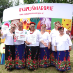 Laureatki pierwszego miejsca Koło Gospodyń Wiejskich w Nasalach pozujące do zdjęcia podczas pierwszego etapu Konkursu kulinarnego Polska smakuje w Praszce