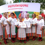Laureatki drugiego miejsca Koło Gospodyń Wiejskich w Kowalach Babeczki z rodzynkami  pozujące do zdjęcia podczas pierwszego etapu Konkursu kulinarnego Polska smakuje w Praszce