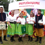 Laureaci trzeciego miejsca Koło Gospodyń Wiejskich Świerczowianie pozujący do zdjęcia podczas pierwszego etapu Konkursu kulinarnego Polska smakuje w Praszce