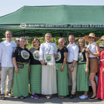 Zdjęcie zwycięskiego Koła Gospodyń Wiejskich wraz z Komisją Konkursową
