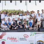 Zdjęcie laureatów i uczestników konkursu na scenie