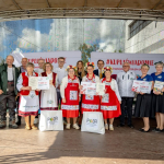 Laureaci konkursu Polska smakuje w Lubaniu: Koło Gospodyń Wiejskich w Niestępowie, KSA „Kościerska Chata”, Koło Gospodyń Wiejskich w Grabowie Kościerskim, organizatorzy i komisja konkursowa pozujący na scenie po zakończonym konkursie kulinarnym Polska smakuje w Lubaniu 