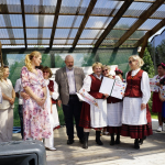 Koło Gospodyń Wiejskich Pieckowianie z Nawiad odbiera nagrodę podczas Bitwy Regionów w Pieckach