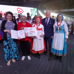 Członkinie Koła Gospodyń Wiejskich w Nowym Monasterzysku podczas odebrania nagrody z zastępcą dyrektora OT KOWR w Olsztynie, Mirosławem Szulcem i przewodniczącą Komisji Konkursowej, Jadwigą Glicą