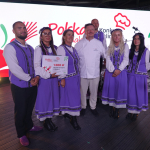 Przedstawiciele Koła Gospodyń Wiejskich w Tropach Elbląskich "Nasze Tropy" z Marcinem Zakrzewskim członkiem Komisji Konkursowej w Braniewie