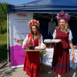 Koło Gospodyń Wiejskich w Stawigudzie Stawigudzianki, przed prezentacja potrawy konkursowej, Dzyndzałki warmińskie z długo pieczoną kaczką, demi glace z jałowcem i emulsją z palonego masła podawane z zsiadłym mlekiem