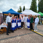 Grupowe zdjęcie ze zwycięskim Kołem Gospodyń Wiejskich "Róże z Niedźwiedzkich"