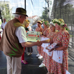 Koło Gospodyń Wiejskich Białe Łabędzie z Sedranek odbiera nagrodę za zwycięstwo w Bitwie Regionów w Olecku